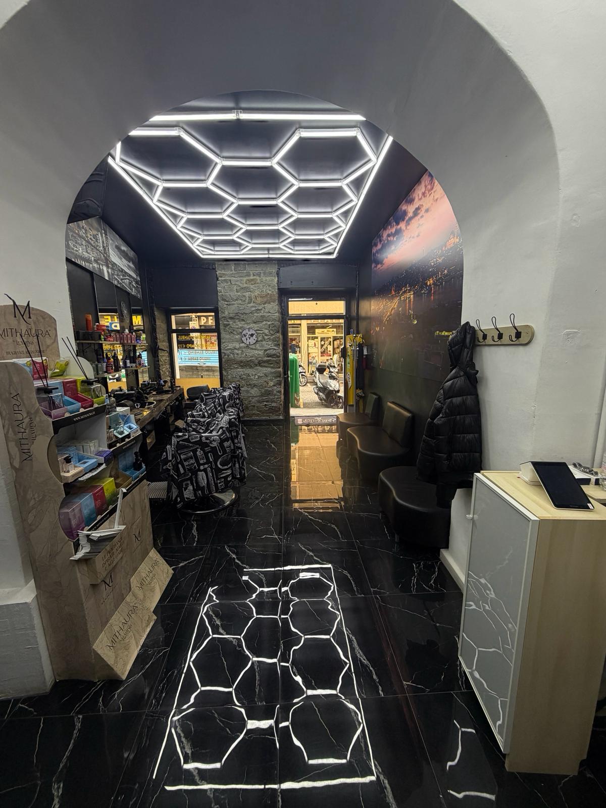 Il nostro locale — soffitto LED esagonale e pavimento in marmo